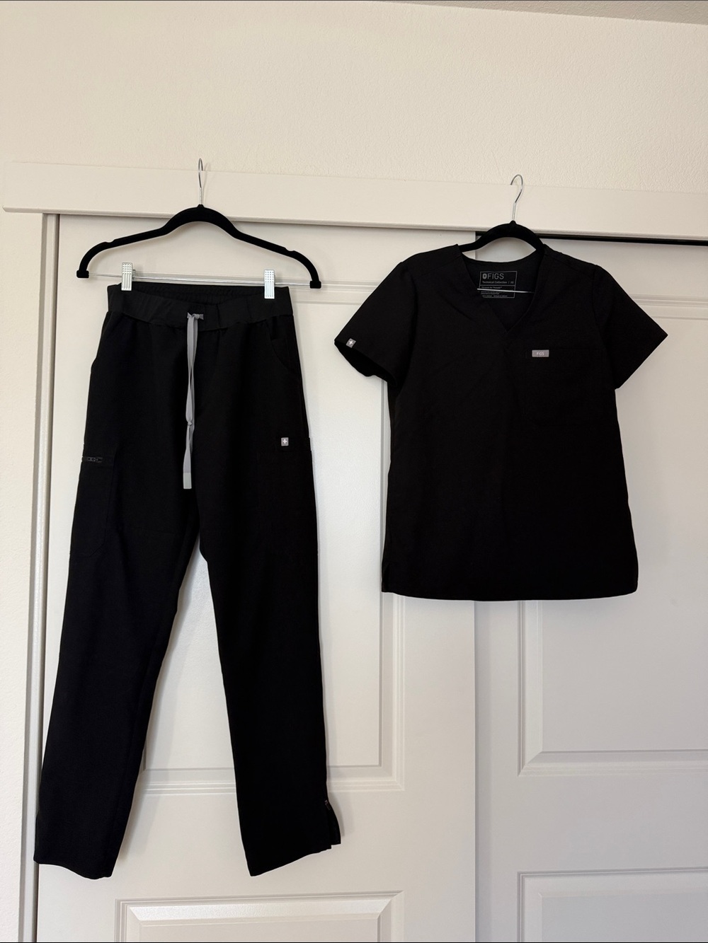 Figs Women's Black Straight-Leg Scrub Pants & V-Neck Top Set